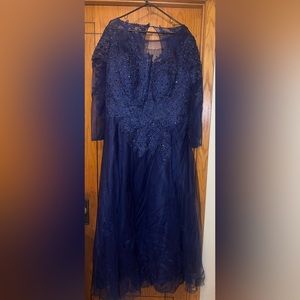 Mother of the bride, navy blue formal. Beaded top, laced back, 3x